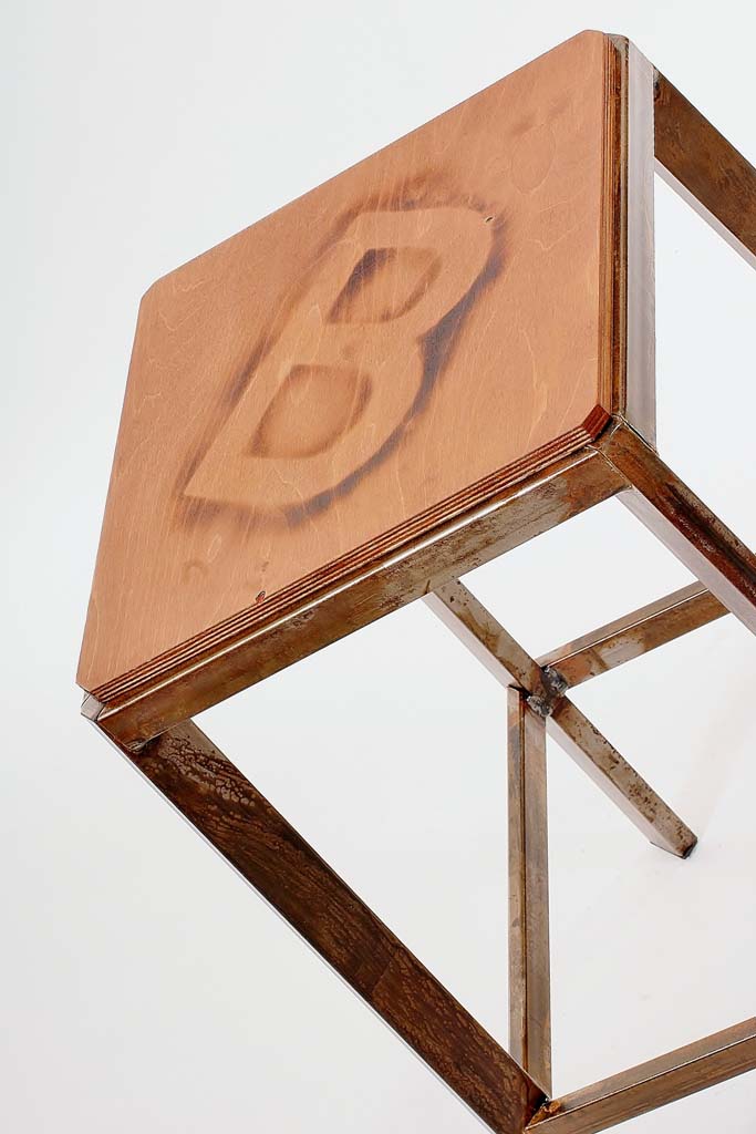 Μεταλλικό σκαμπό.