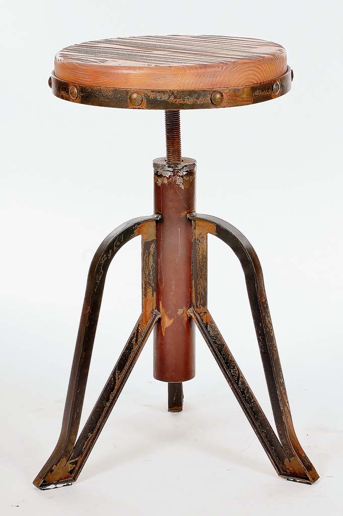 Μεταλλικό σκαμπό.