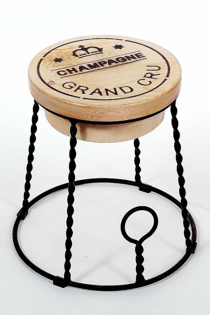 Μεταλλικό σκαμπό.